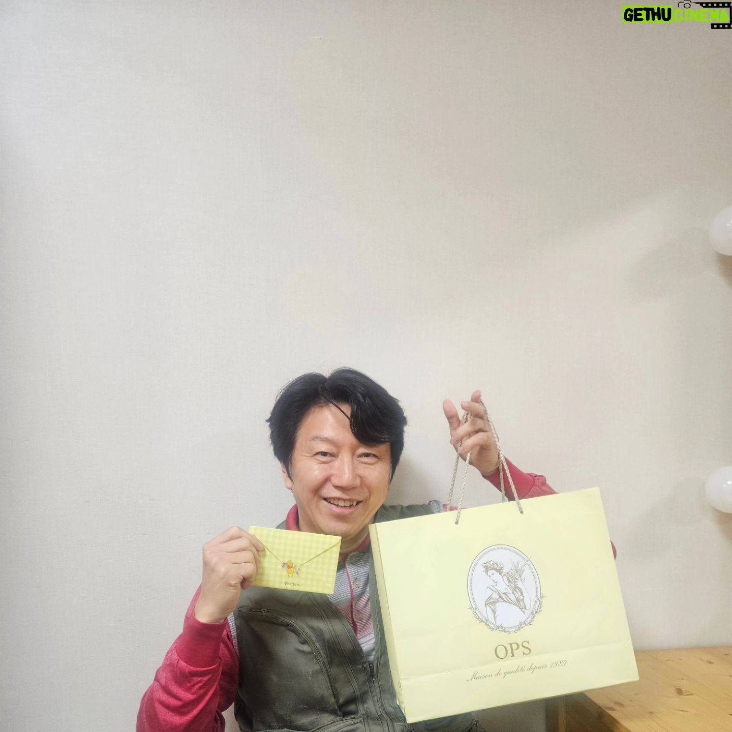 Kim Soo-ro - 851 Likes - 부산에서의 의미있는 선물!!!!!!!! 잘살아주어 고맙소!!!!!!!
어린소녀가 어른이되어 보낸 선물!!!!!!
오늘은 은하철도의밤을 떠나보내는 날.
또 돌아올때는 더 멋지게 돌아온다.
#평점이느낌있네요
#아트와탁선생만남았다