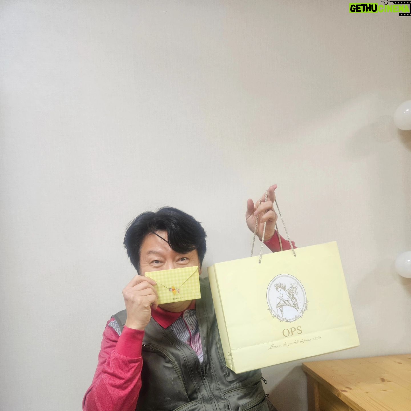 Kim Soo-ro - 851 Likes - 부산에서의 의미있는 선물!!!!!!!! 잘살아주어 고맙소!!!!!!!
어린소녀가 어른이되어 보낸 선물!!!!!!
오늘은 은하철도의밤을 떠나보내는 날.
또 돌아올때는 더 멋지게 돌아온다.
#평점이느낌있네요
#아트와탁선생만남았다