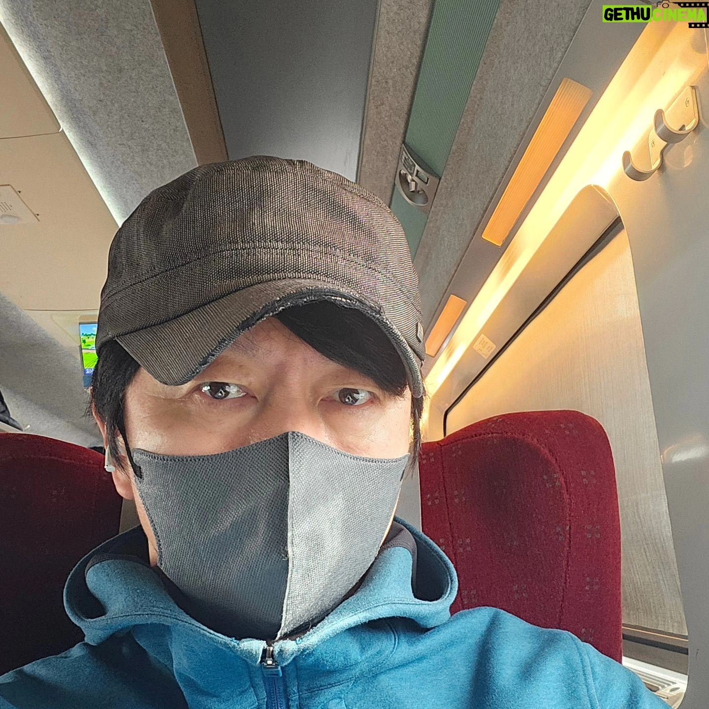 Kim Soo-ro - 2K Likes - 아침기차는 늘 설레여.......
광주촬영후. 부산공연(돌아온다)
부산시민들과 3월1일2일 뵙겠넹!!!!!!!!! ♡