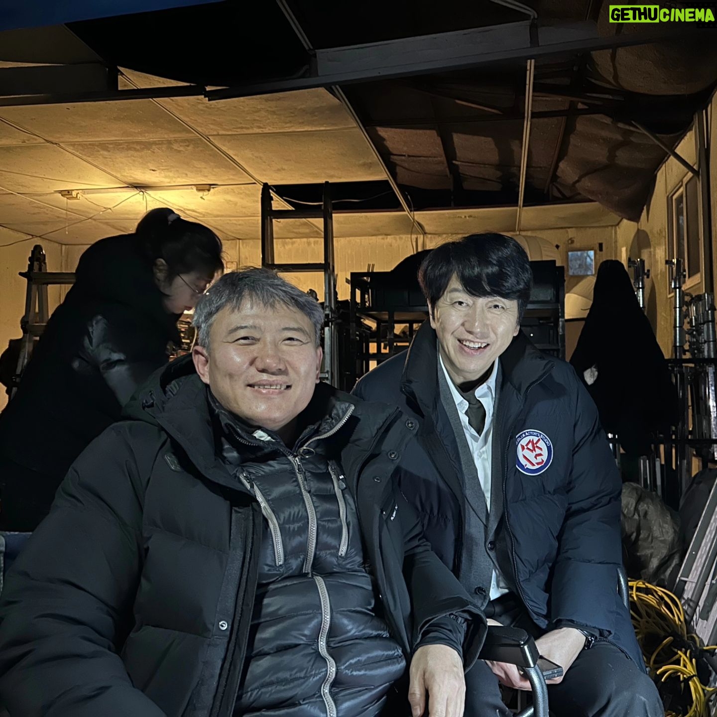 Kim Soo-ro - 856 Likes - 24년만에 감독님과 다시 만나 작업을 하다니.......
오기환 감독님. 이제 다음 작품은 24년 후가 아니라.
24개월후가 되길 바랍니다.하하하
최고의 현장.크흐 가을이 기다려지는 작품.