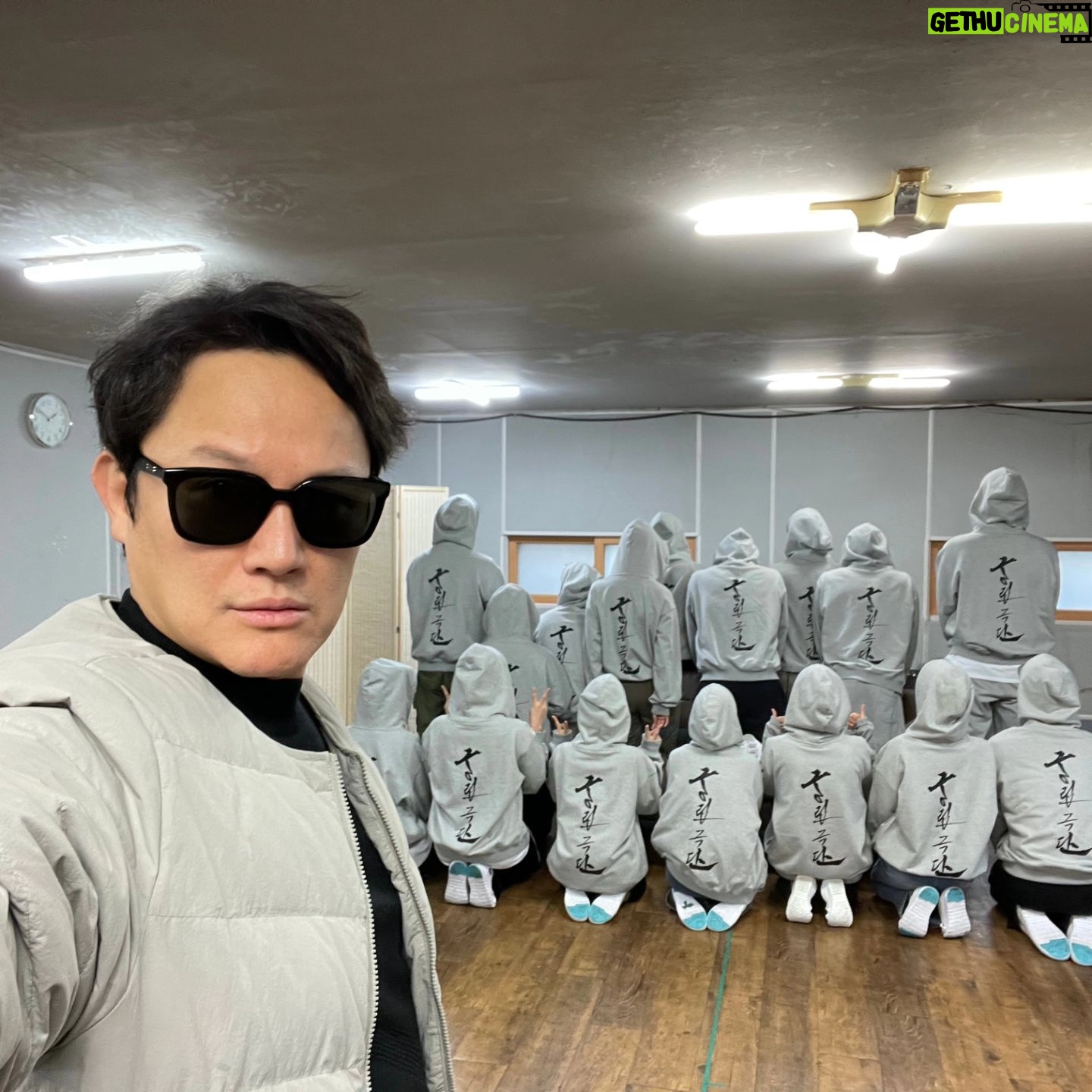 Kim Soo-ro - 0.9K Likes - 도연이도 무대로오구 성훈이도 무대로 수향이두 무대로오구
멋진 배우들이 무대로 오는.........
이제 시대가 바뀌고 무대가 필요하다는 생각이 든다는건 멋진일이다.
K 가 세상을 흔드는이때 10년안에 세계적인 스타도 필요하지만 세계적인 배우가 나오길 기대하며.......더많은 스타들이 무대서기를 희망한다.
#민식이형님도무대에서보구싶다