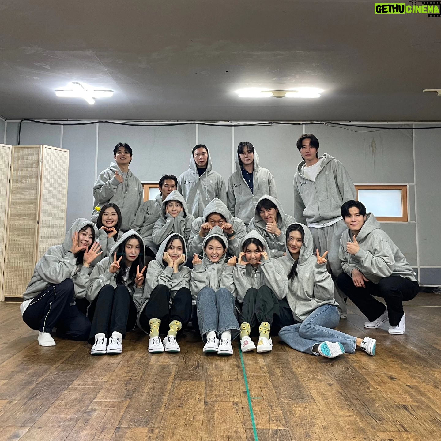 Kim Soo-ro - 0.9K Likes - 도연이도 무대로오구 성훈이도 무대로 수향이두 무대로오구
멋진 배우들이 무대로 오는.........
이제 시대가 바뀌고 무대가 필요하다는 생각이 든다는건 멋진일이다.
K 가 세상을 흔드는이때 10년안에 세계적인 스타도 필요하지만 세계적인 배우가 나오길 기대하며.......더많은 스타들이 무대서기를 희망한다.
#민식이형님도무대에서보구싶다