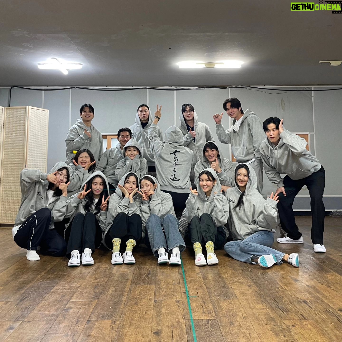 Kim Soo-ro - 0.9K Likes - 도연이도 무대로오구 성훈이도 무대로 수향이두 무대로오구
멋진 배우들이 무대로 오는.........
이제 시대가 바뀌고 무대가 필요하다는 생각이 든다는건 멋진일이다.
K 가 세상을 흔드는이때 10년안에 세계적인 스타도 필요하지만 세계적인 배우가 나오길 기대하며.......더많은 스타들이 무대서기를 희망한다.
#민식이형님도무대에서보구싶다
