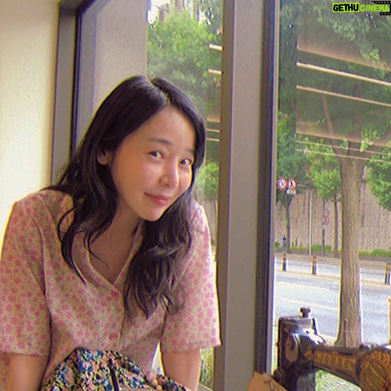 Kim Soy - 3 Likes - 한 이름을 흥얼거리다 보면 다 지나가는 이 새벽
당신의 이름을 길게 발음하면 세상의 모든 음악이 된다
- 이현호, 음악은 당신을 듣다가 우는 일이 잦았다
bits and pieces of June
📸 with canon IXUS 55
