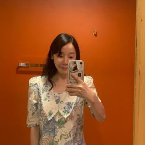 Kim Soy Instagram - 읽어도 읽어도 끝이 나질 않는 소설과 함께하는 나날들
근데 또 재밌어서 기필코 결말을 읽고 말겠다는 의지
여름을 배경으로 한 소설을 여름에 읽으면 난 그렇게 좋더라

추신: 재미로 산 복권은 모조리 낙첨