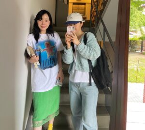 Kim Soy Instagram - 아이스뱅쇼 먹고 한껏 취한 여름 낮
경제적인 음주생활을 할 수 있는 인간이라 기쁘다
trust me, you can get tipsy with a glass of mulled wine