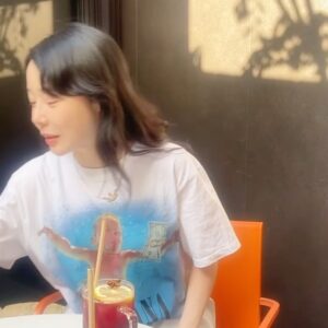Kim Soy Instagram - 아이스뱅쇼 먹고 한껏 취한 여름 낮
경제적인 음주생활을 할 수 있는 인간이라 기쁘다
trust me, you can get tipsy with a glass of mulled wine