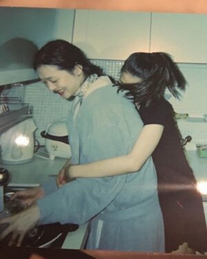 Kim Sun-a Instagram - 잠이 안왔어 너 보러 올 생각에
단 한순간도 하루도 잊고 지낸 적 없어요. 너무 보고 싶어서 만나서 할 얘기가 많았는데 재밌는 얘기들 해주고 싶었는데 너무 울기만 해서 미안해. 그래도 내가 정말 많이 사랑하는 거 넌 진짜 모를 수가 없다! 너무 많이 보고 싶고 그립고 너 딸내미 블린이 아주 잘 지내고 있고 내가 결혼을 해도 남편 손잡고 오고 애들 낳아도 애들 손잡고 오고 살아있는 동안 계속 보러 올 거니깐 외로워하지 말고 있어. 안녕 나의 소울메이트 사랑해☀️