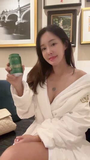 Kim Sun-young Instagram - 자기전에 맥주한잔 #혼술
영상은 지난달에 #마카오 #macao 갔을때
#맥주 #beer #🍺
#휴식 #힐링
모두 꿀나잇~💕
#굿나잇 #goodnight 
#sweetdreams