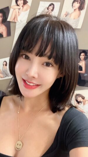 Kim Sun-young Instagram - #haircut 
심경의 변화 이런거 아니에요
원래 단발머리나 숏컷트를 좋아하는데
그냥 방치해놔서 자란 긴머리였어요
#단발머리 #단발레이어드컷 
잡에서 혼자 자르고 와도
머리카락이 엉망진창이되서와도
10년이 넘도록
늘 예쁘게 변신 시켜주시는 
#금손 #가위손#헤어디자이너 
@maven_isu_su 
#메이븐바이범호 
주변에서 자르지말라고 뜯어 말렸는데
자른 모습보고 다들 잘 잘랐다고
어려보인다는 소리 많이 들어서
기분이 좋아요😄
여러분들이 보기엔 어떤가요?