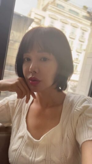 Kim Sun-young Instagram - 외출
오랜만에 압구정 나들이
머리도 안감고 세수만하고 나와서
물흐리고 가기
#단발머리 #shorthair