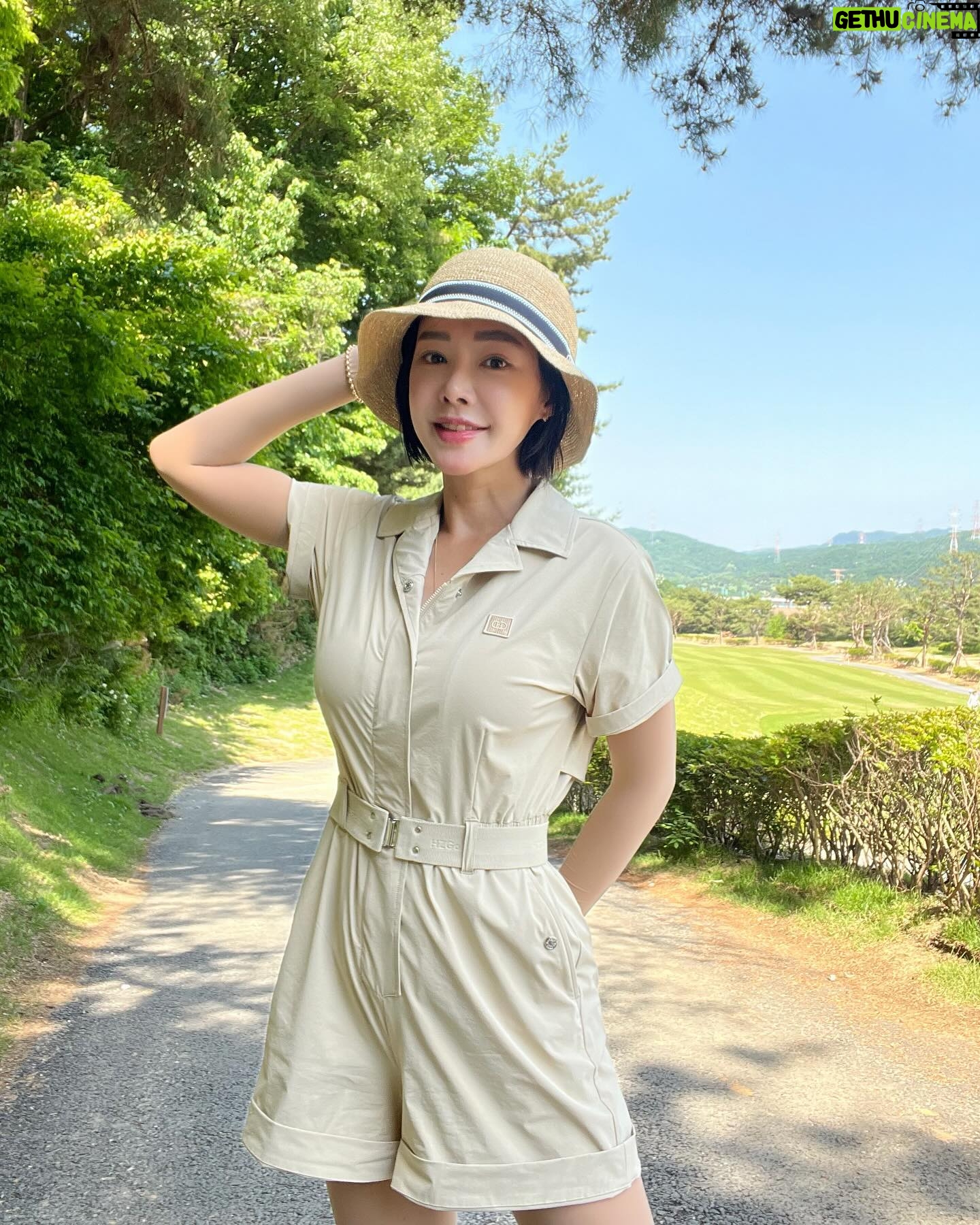 Kim Sun-young - 1.4K Likes - #협찬
어디서나 시선집중
#골프옷 예쁘다고 얘기 많이 들은 날
#헤지스골프
@hazzysgolf.official
저는 좀더 발랄해 보이려고 롤업해서 입었어요
#헤지스타#헤지스골프
#hazzysgolf #hazzystar
#골프패션 #골프웨어
#필드룩 #라운딩룩
#예쁜골프웨어
#golffashion #golfwear