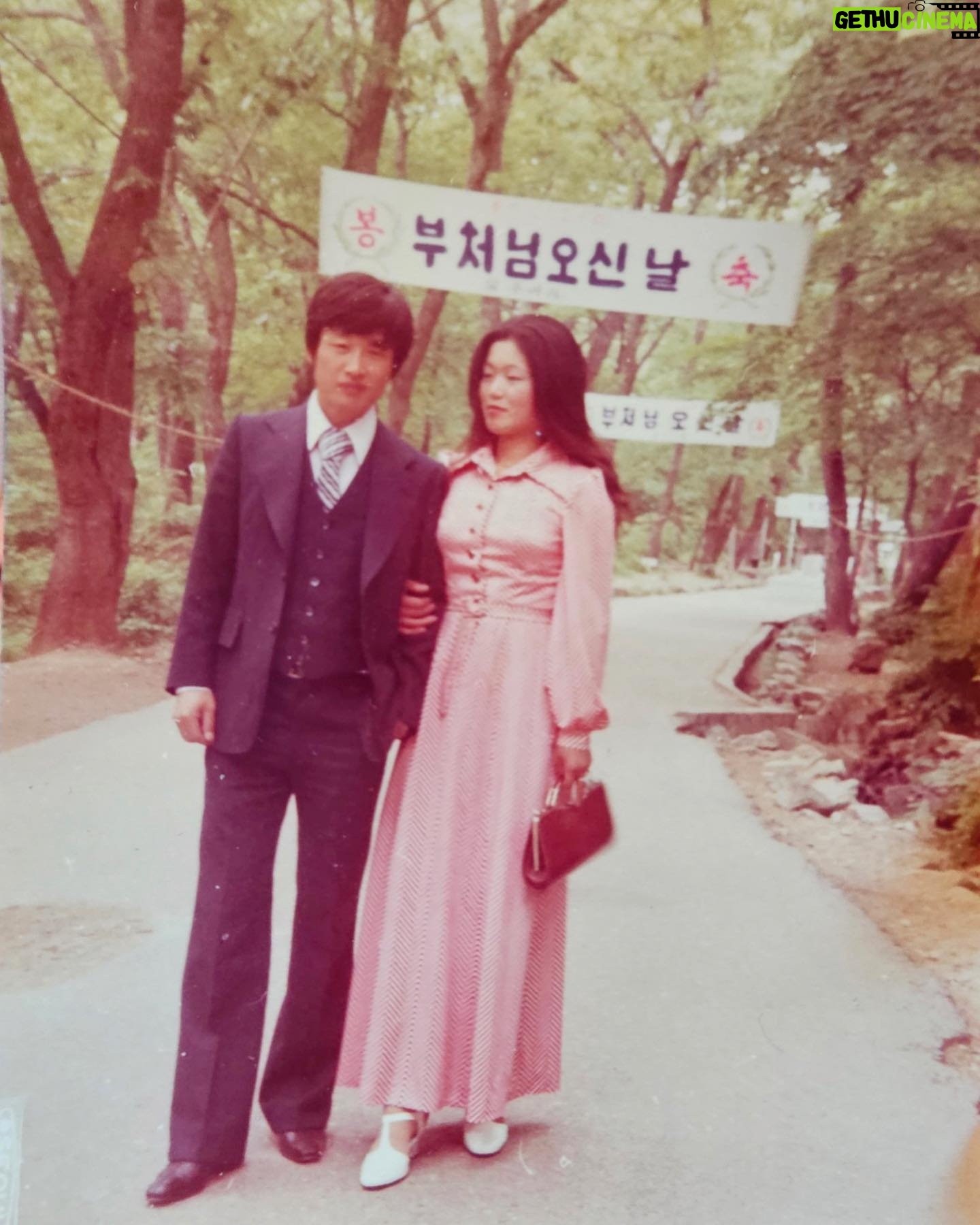Kim Sun-young - 1.2K Likes - #어버이날
#엄마 #아빠 #사랑해요
엄마옷 입고
나도 아빠같은 남편 만나고 싶은데…
#parents #mother #mom
#father #dad