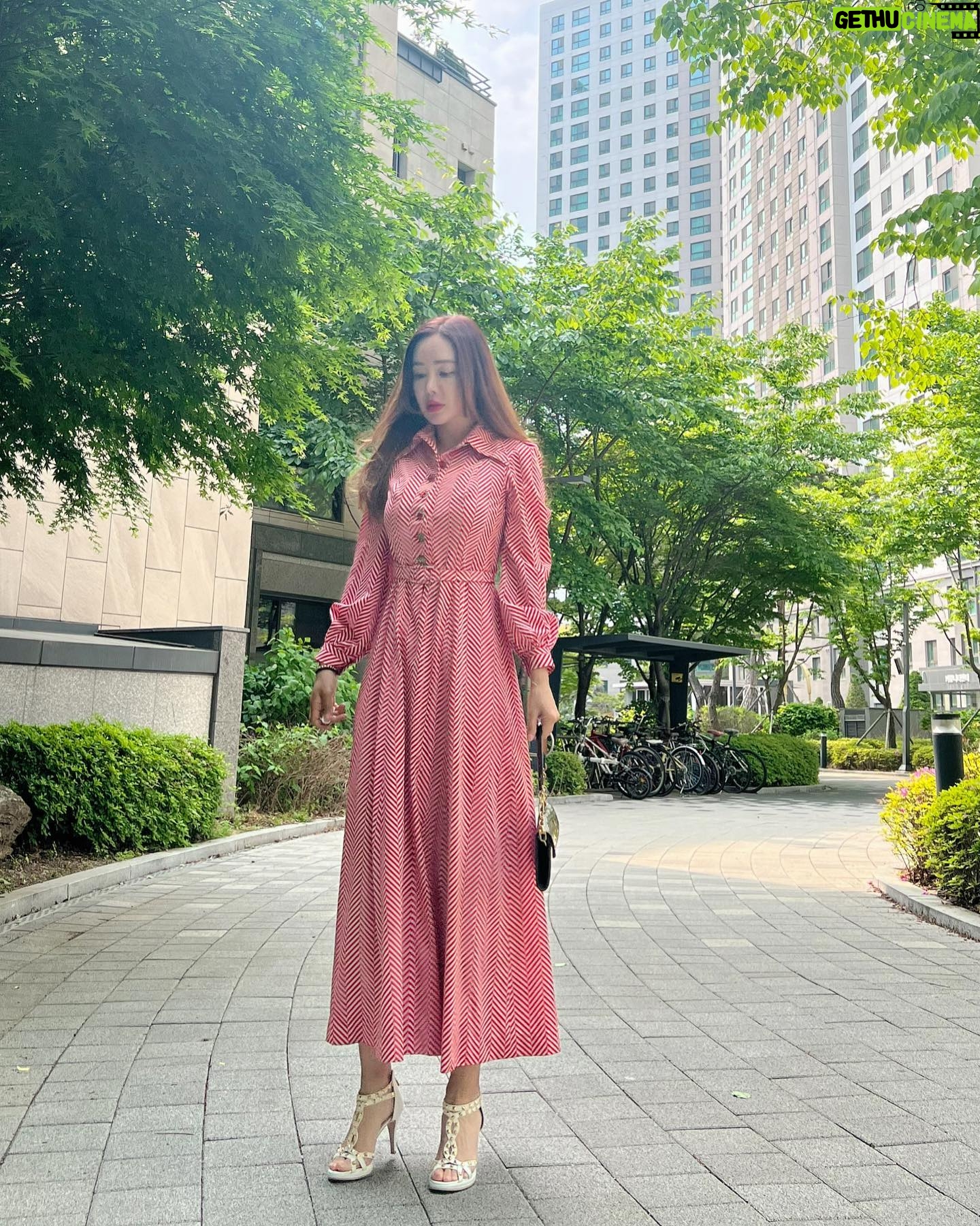 Kim Sun-young - 1.2K Likes - #어버이날
#엄마 #아빠 #사랑해요
엄마옷 입고
나도 아빠같은 남편 만나고 싶은데…
#parents #mother #mom
#father #dad