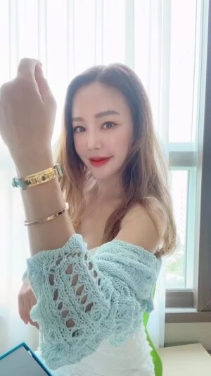 Kim Sun-young Instagram - #언박싱 #unboxing 
#드바스크 #debassqq 
@debassqq_management
#티파니컬러 
#팔찌 #bracelet