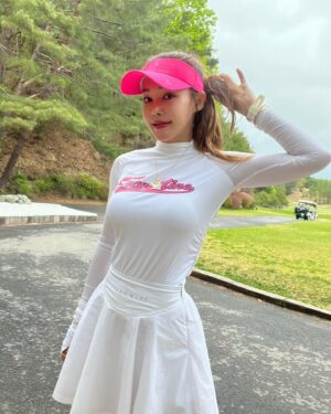 Kim Sun-young Instagram - #golf
#크리브나인 @creve9_golf_official 
#크리브나인골프웨어 
#골프웨어 #골프패션 #필드룩
#golffashion #golfwear 
#golfstagram