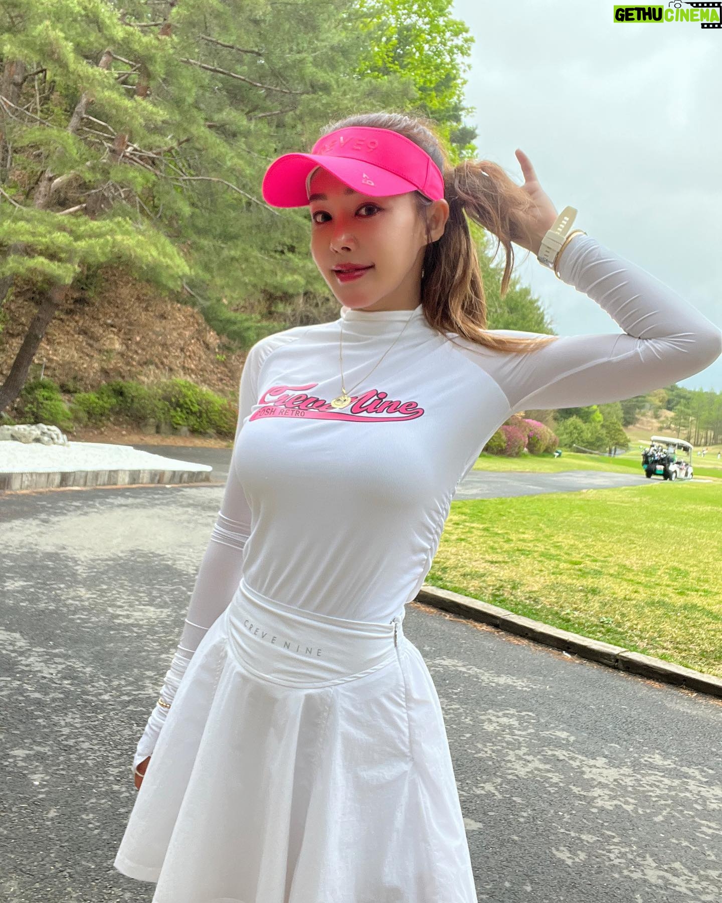 Kim Sun-young - 882 Likes - #golf
#크리브나인 @creve9_golf_official
#크리브나인골프웨어
#골프웨어 #골프패션 #필드룩
#golffashion #golfwear
#golfstagram