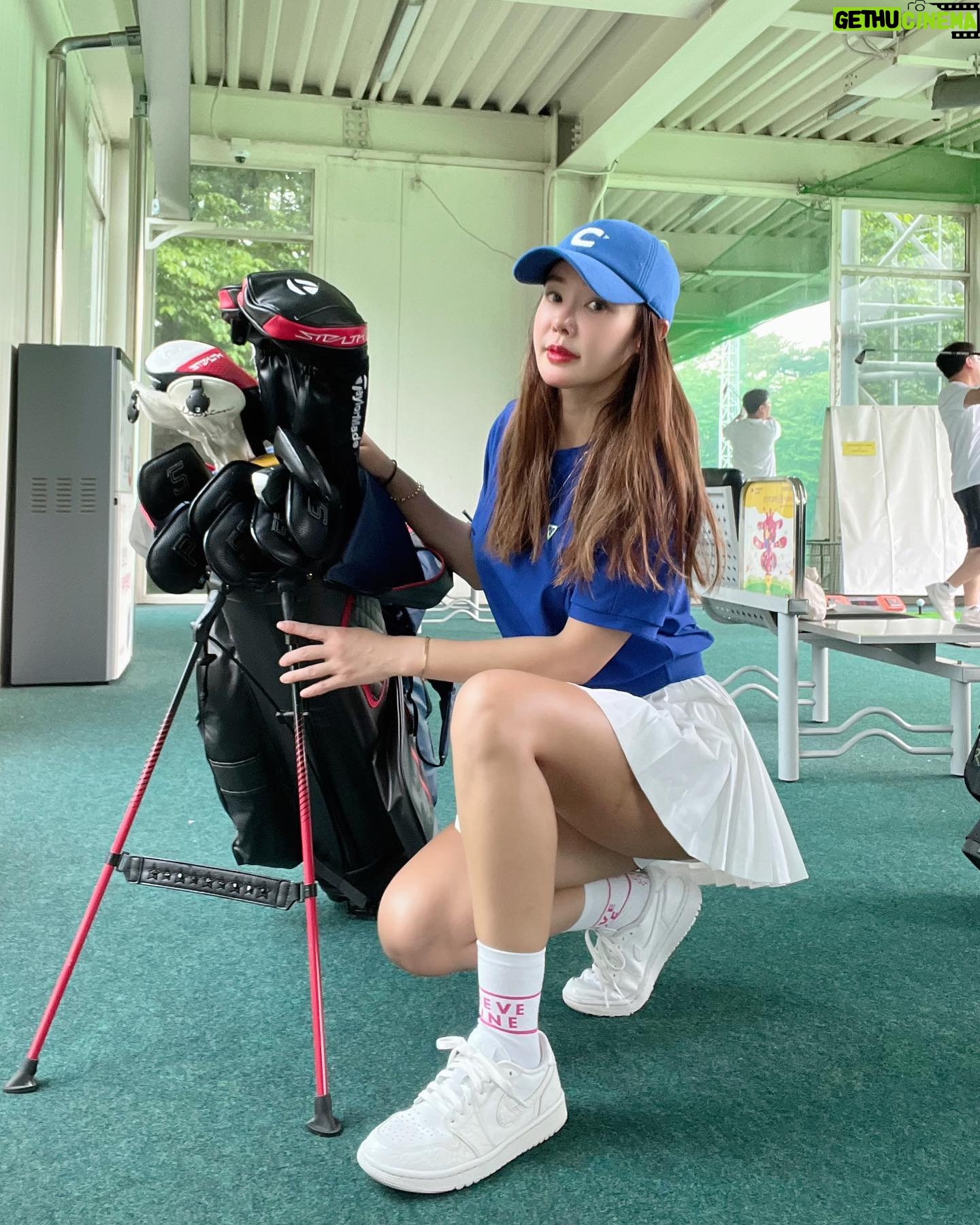 Kim Sun-young - 1K Likes - 연습장에서도 #스탠드백지탱이 #지탱이
@gtang_golf_designer
#골프웨어 #크리브나인 #크리브나인골프웨어
@creve9_golf_official
#골프화 #나이키골프화 #조던골프화