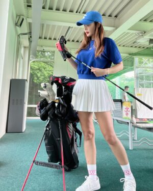 Kim Sun-young Instagram - 연습장에서도 #스탠드백지탱이 #지탱이 
@gtang_golf_designer 
#골프웨어 #크리브나인 #크리브나인골프웨어 
@creve9_golf_official 
#골프화 #나이키골프화 #조던골프화