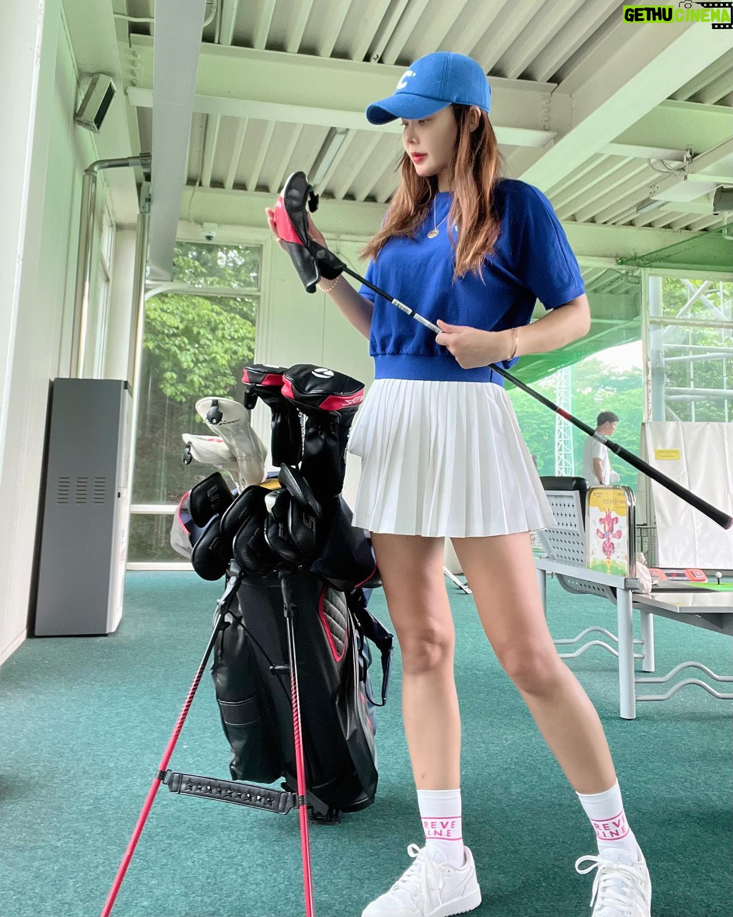 Kim Sun-young - 1K Likes - 연습장에서도 #스탠드백지탱이 #지탱이
@gtang_golf_designer
#골프웨어 #크리브나인 #크리브나인골프웨어
@creve9_golf_official
#골프화 #나이키골프화 #조던골프화
