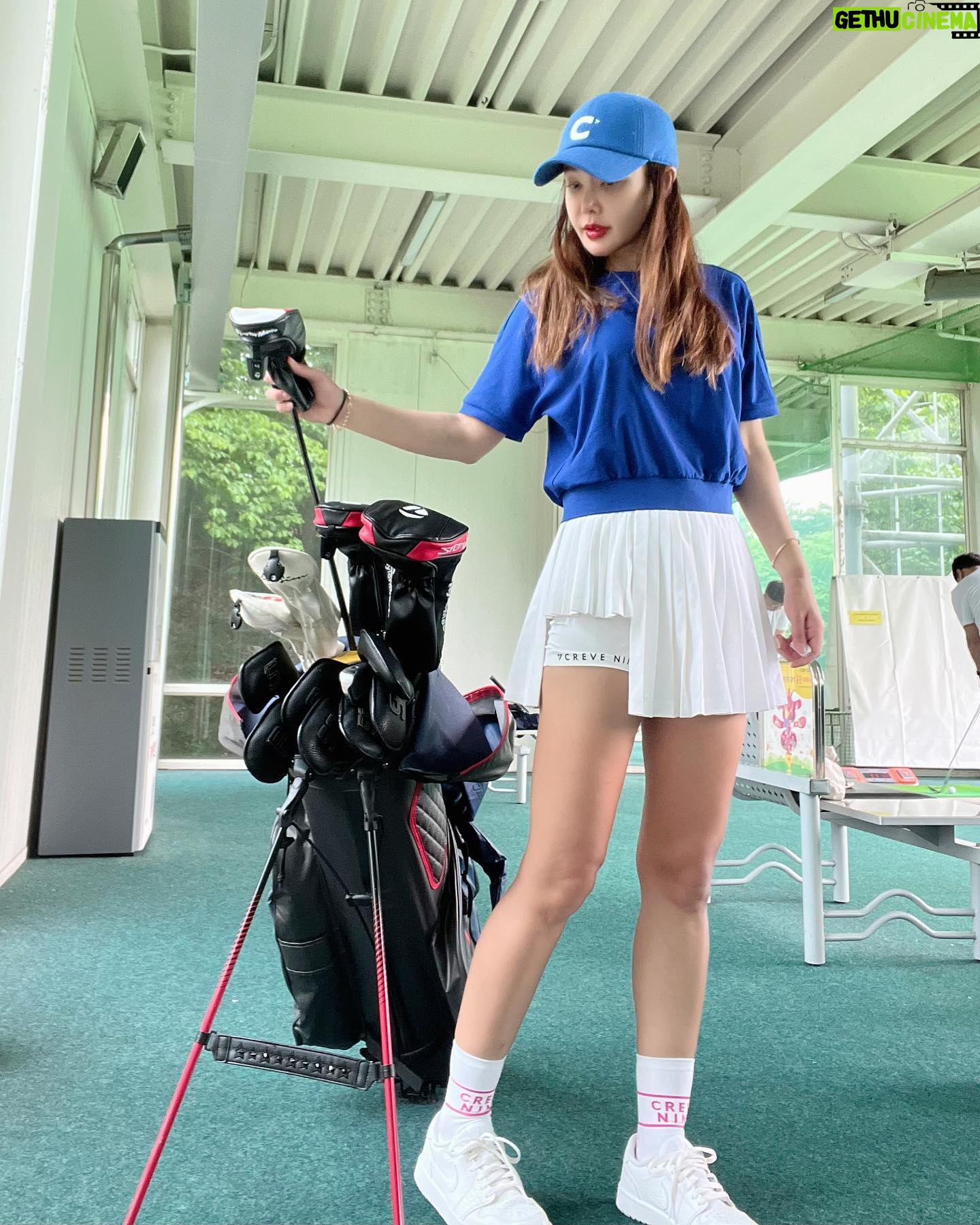Kim Sun-young - 1K Likes - 연습장에서도 #스탠드백지탱이 #지탱이
@gtang_golf_designer
#골프웨어 #크리브나인 #크리브나인골프웨어
@creve9_golf_official
#골프화 #나이키골프화 #조던골프화