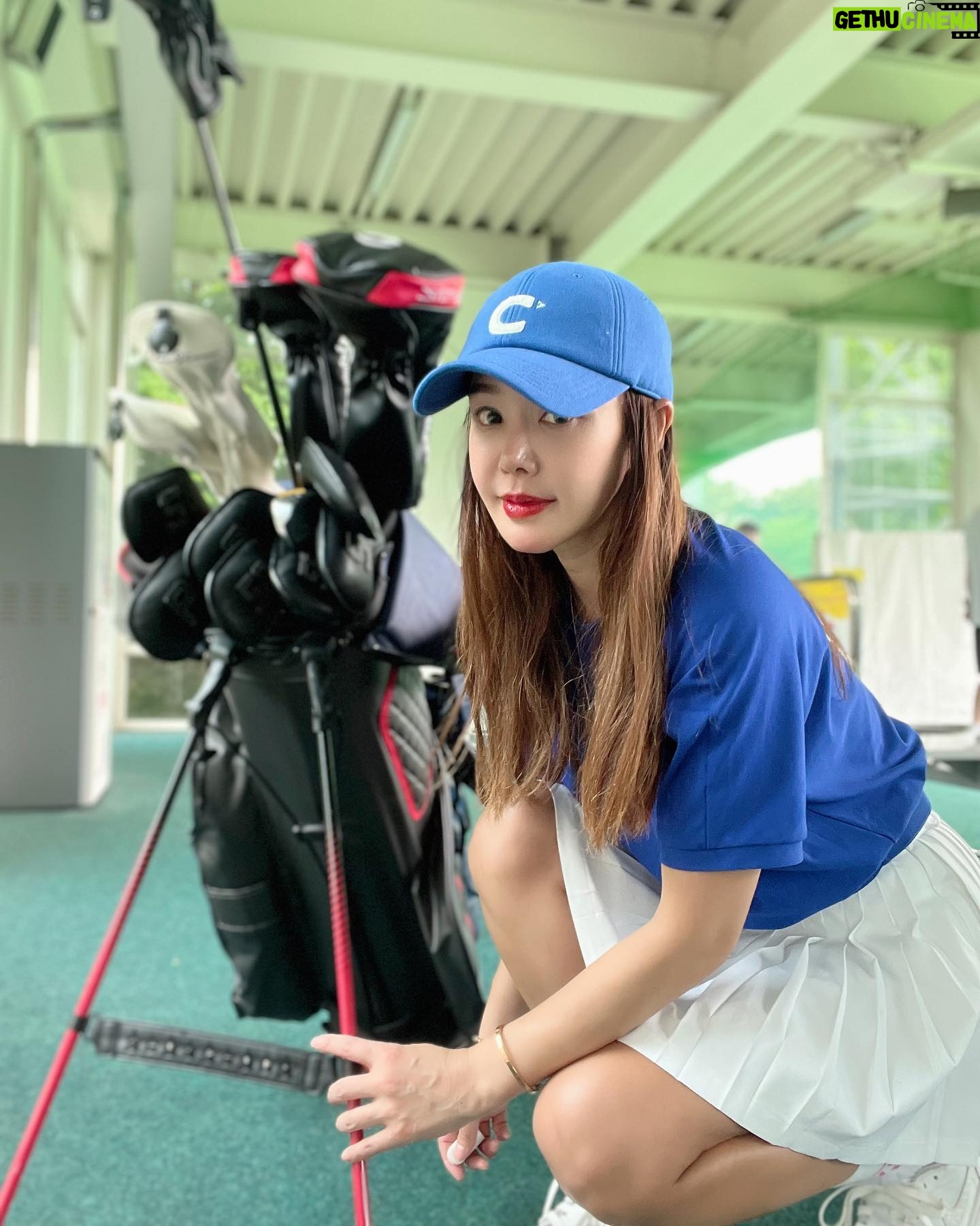 Kim Sun-young - 1K Likes - 연습장에서도 #스탠드백지탱이 #지탱이
@gtang_golf_designer
#골프웨어 #크리브나인 #크리브나인골프웨어
@creve9_golf_official
#골프화 #나이키골프화 #조던골프화