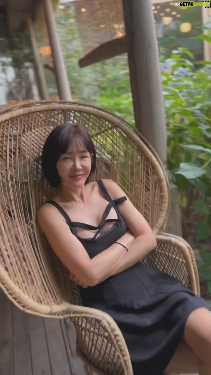 Kim Sun-young - 1K Likes - #모스가든
간만에 일상피드
친구들이랑 즐거운 시간
늦은 내 생파 #birthdayparty 
#thankyouformyfriends

#맛집 #게장파스타 #시골농장호박스프 
#명란파스타 #팥케이크 #레드벨벳케이크 
스테이크,치킨,해산물 전부 다 너무 맛있어 😋
#coffee 도 맛있어
#샴페인 #champagne 
#뵈브클리코 #veuveclicquot 

📍모스가든
  서울 강남구 논현로 139길 12

*자다가 머리도 안감고 나와서 뒷통수 눌린건 모르는척 해주세요*
책제목- #결혼하지않아도괜찮을까 ?
#괜찮아
