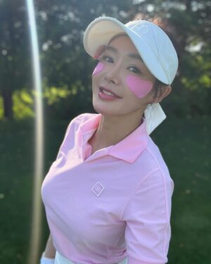Kim Sun-young Instagram - #협찬
#헤지스골프 
@hazzysgolf.official
오늘은 핑크핑크하게
#헤지스타#헤지스골프 
#hazzysgolf #hazzystar
#골프패션 #골프웨어
#필드룩 #라운딩룩
#예쁜골프웨어
#golffashion #golfwear