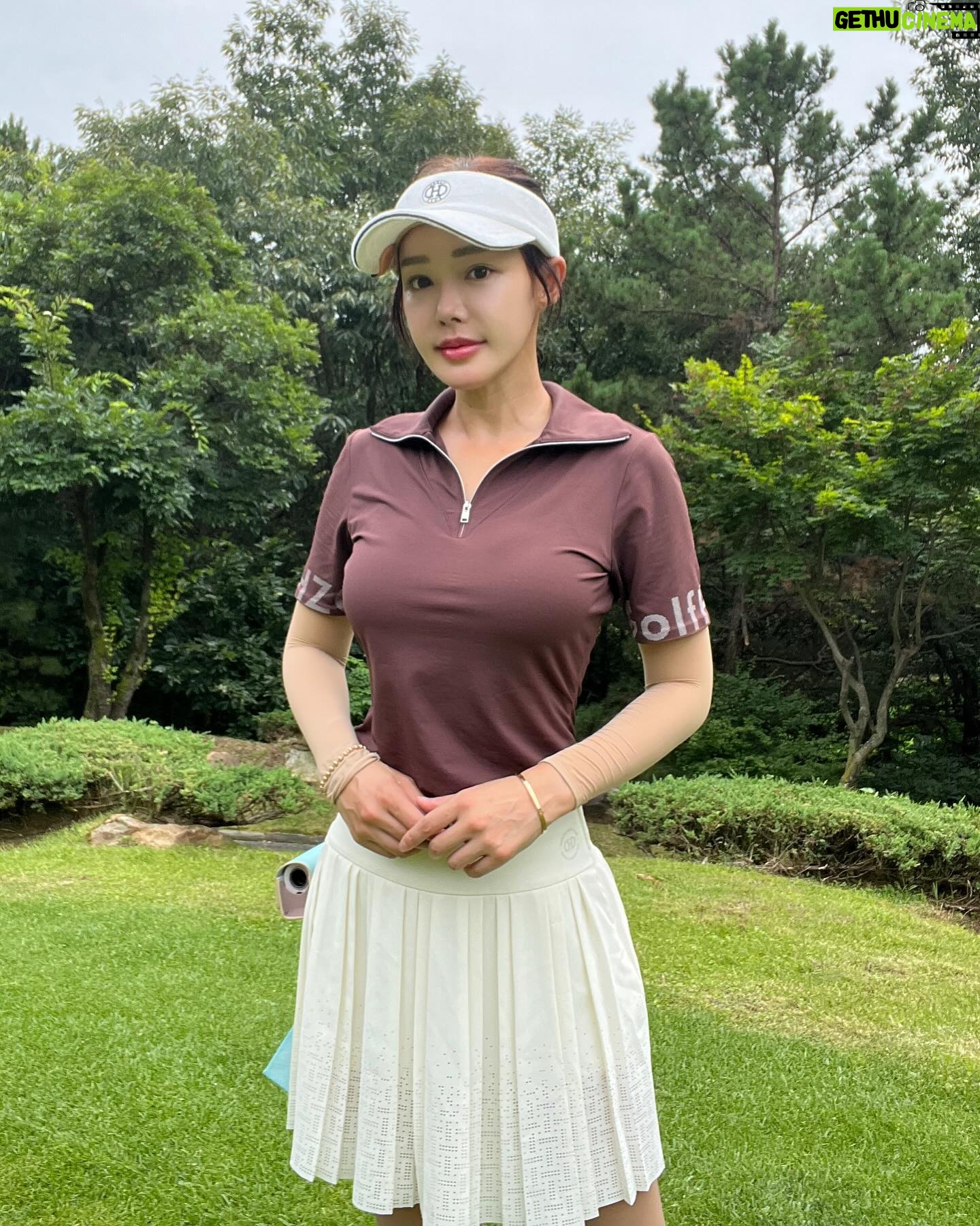 Kim Sun-young - 1K Likes - #협찬
머리부터 발끝까지 #헤지스골프
@hazzysgolf.official
고급스러운 컬러
우아한 디자인
#헤지스타#헤지스골프
#hazzysgolf #hazzystar
#골프패션 #골프웨어
#필드룩 #라운딩룩
#예쁜골프웨어
#golffashion #golfwear
#골프보스턴백 #골프화