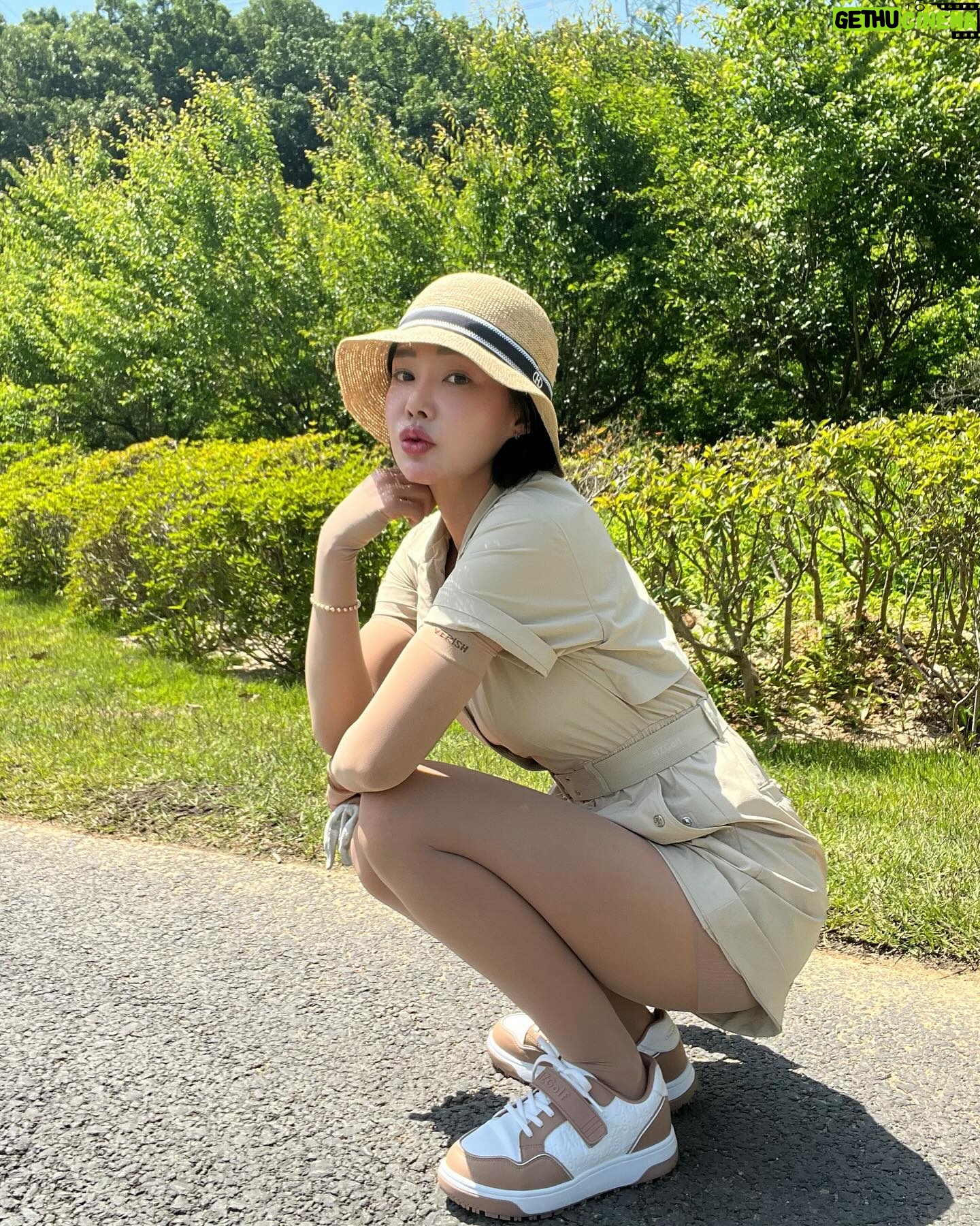 Kim Sun-young - 1.4K Likes - #협찬
어디서나 시선집중
#골프옷 예쁘다고 얘기 많이 들은 날
#헤지스골프
@hazzysgolf.official
저는 좀더 발랄해 보이려고 롤업해서 입었어요
#헤지스타#헤지스골프
#hazzysgolf #hazzystar
#골프패션 #골프웨어
#필드룩 #라운딩룩
#예쁜골프웨어
#golffashion #golfwear