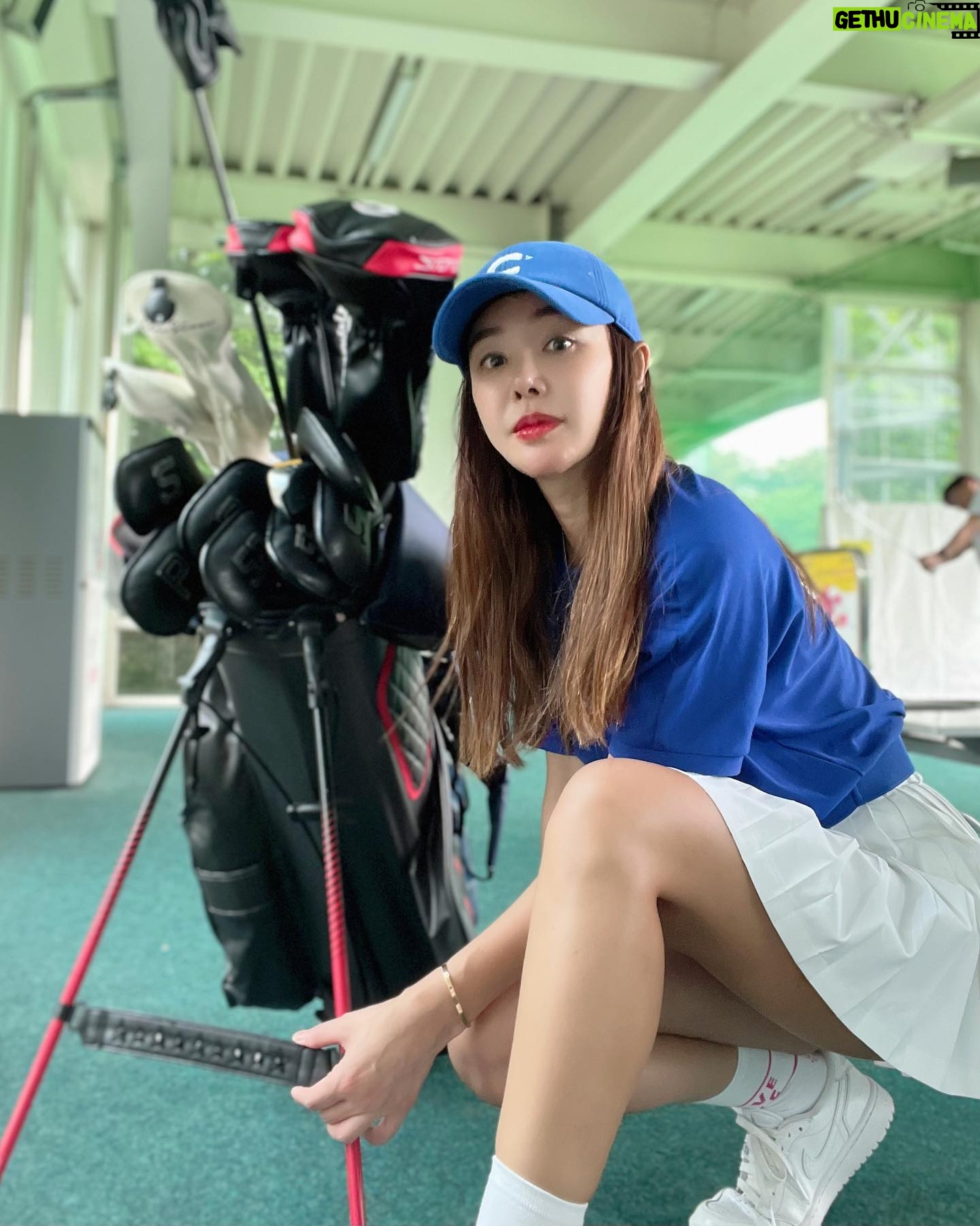 Kim Sun-young - 1K Likes - 연습장에서도 #스탠드백지탱이 #지탱이
@gtang_golf_designer
#골프웨어 #크리브나인 #크리브나인골프웨어
@creve9_golf_official
#골프화 #나이키골프화 #조던골프화