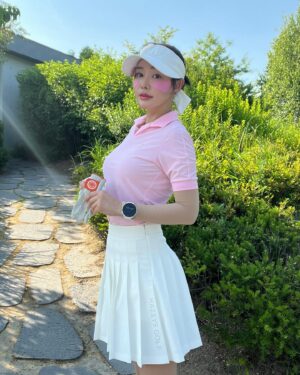 Kim Sun-young Instagram - #협찬
#헤지스골프 
@hazzysgolf.official
오늘은 핑크핑크하게
#헤지스타#헤지스골프 
#hazzysgolf #hazzystar
#골프패션 #골프웨어
#필드룩 #라운딩룩
#예쁜골프웨어
#golffashion #golfwear