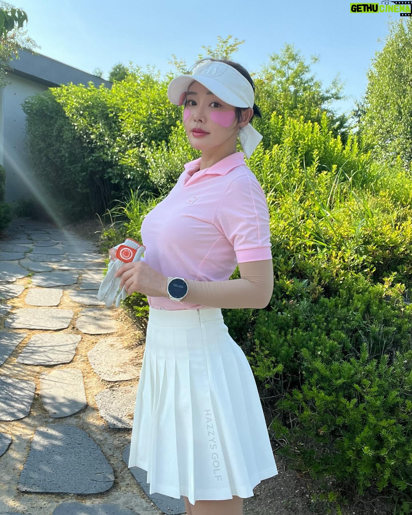 Kim Sun-young - 805 Likes - #협찬
#헤지스골프
@hazzysgolf.official
오늘은 핑크핑크하게
#헤지스타#헤지스골프
#hazzysgolf #hazzystar
#골프패션 #골프웨어
#필드룩 #라운딩룩
#예쁜골프웨어
#golffashion #golfwear