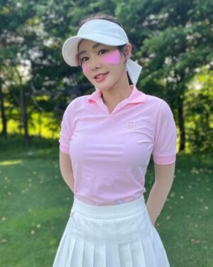 Kim Sun-young Instagram - #협찬
#헤지스골프 
@hazzysgolf.official
오늘은 핑크핑크하게
#헤지스타#헤지스골프 
#hazzysgolf #hazzystar
#골프패션 #골프웨어
#필드룩 #라운딩룩
#예쁜골프웨어
#golffashion #golfwear