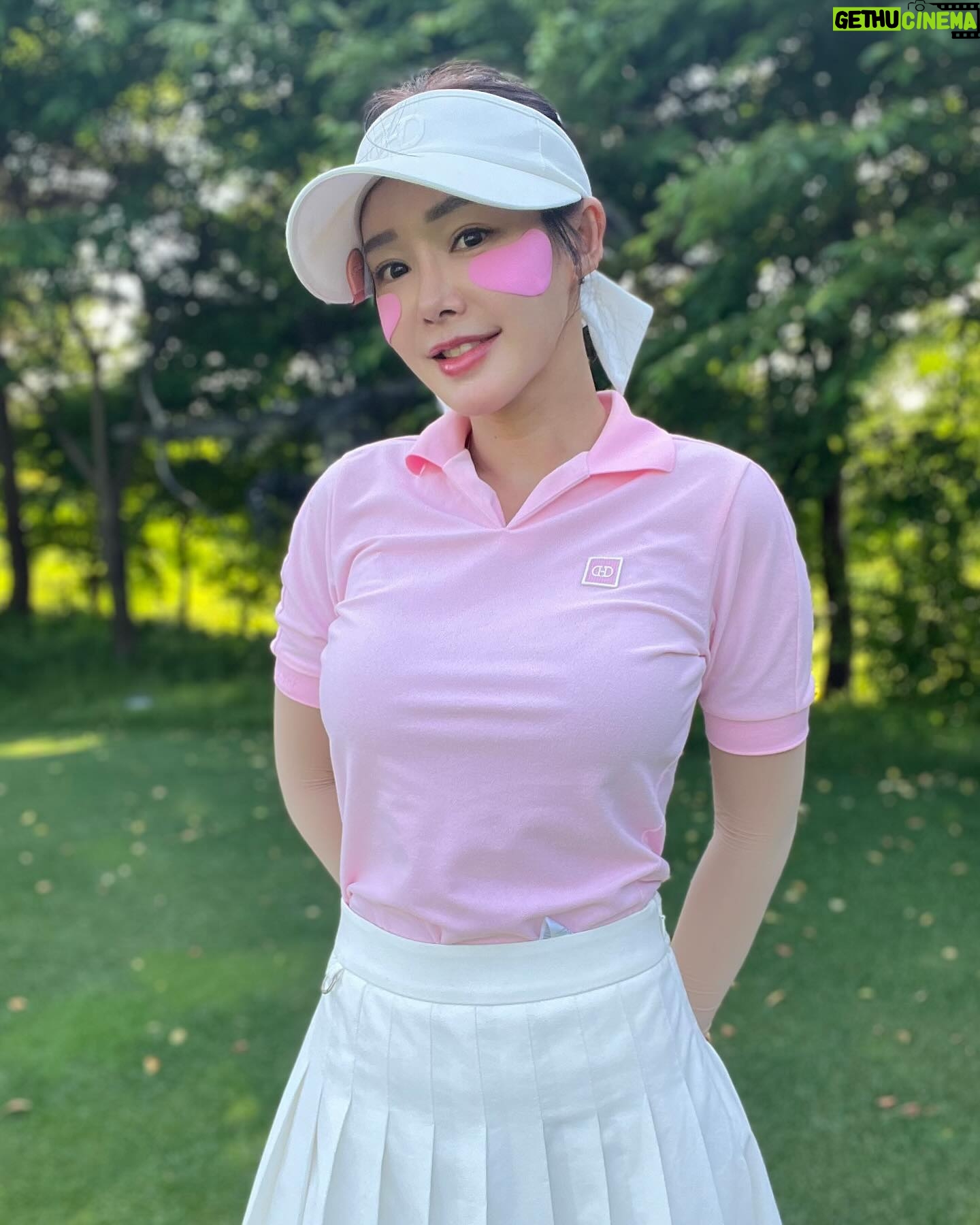 Kim Sun-young - 805 Likes - #협찬
#헤지스골프
@hazzysgolf.official
오늘은 핑크핑크하게
#헤지스타#헤지스골프
#hazzysgolf #hazzystar
#골프패션 #골프웨어
#필드룩 #라운딩룩
#예쁜골프웨어
#golffashion #golfwear