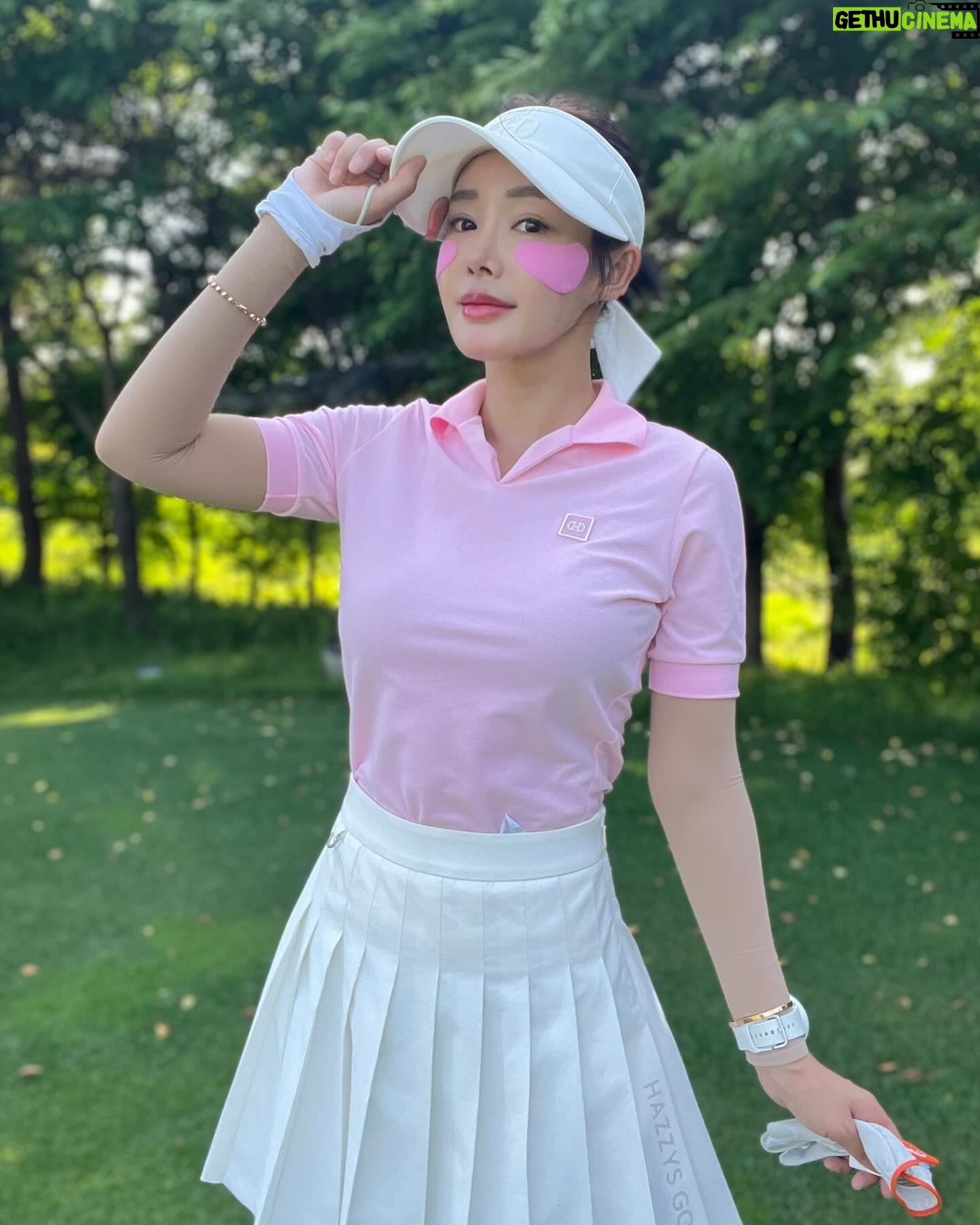 Kim Sun-young - 805 Likes - #협찬
#헤지스골프
@hazzysgolf.official
오늘은 핑크핑크하게
#헤지스타#헤지스골프
#hazzysgolf #hazzystar
#골프패션 #골프웨어
#필드룩 #라운딩룩
#예쁜골프웨어
#golffashion #golfwear