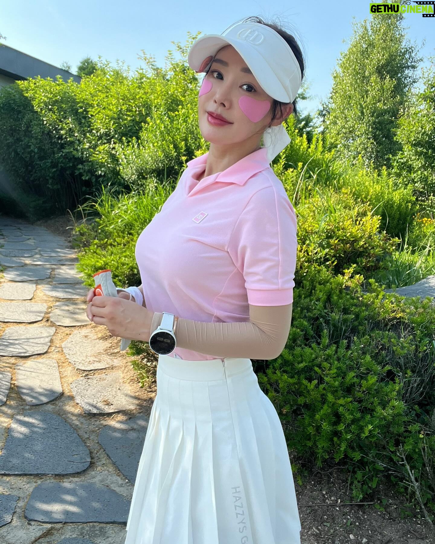 Kim Sun-young - 805 Likes - #협찬
#헤지스골프
@hazzysgolf.official
오늘은 핑크핑크하게
#헤지스타#헤지스골프
#hazzysgolf #hazzystar
#골프패션 #골프웨어
#필드룩 #라운딩룩
#예쁜골프웨어
#golffashion #golfwear