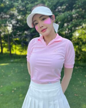 Kim Sun-young Instagram - #협찬
#헤지스골프 
@hazzysgolf.official
오늘은 핑크핑크하게
#헤지스타#헤지스골프 
#hazzysgolf #hazzystar
#골프패션 #골프웨어
#필드룩 #라운딩룩
#예쁜골프웨어
#golffashion #golfwear