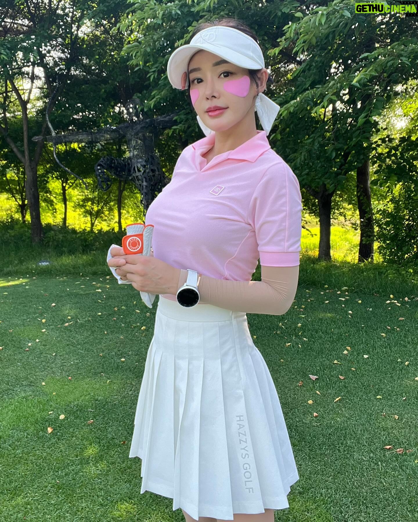 Kim Sun-young - 805 Likes - #협찬
#헤지스골프
@hazzysgolf.official
오늘은 핑크핑크하게
#헤지스타#헤지스골프
#hazzysgolf #hazzystar
#골프패션 #골프웨어
#필드룩 #라운딩룩
#예쁜골프웨어
#golffashion #golfwear