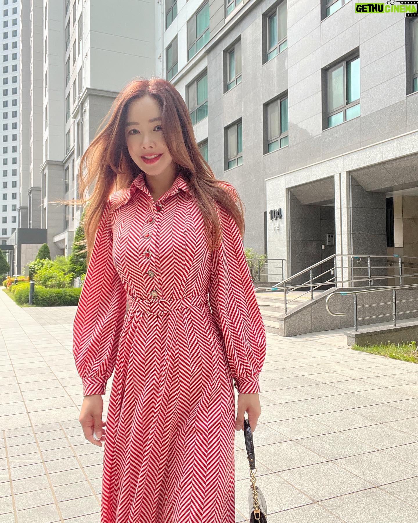 Kim Sun-young - 893 Likes - #어버이날
부모님집가서 엄마 20대때 입으셨던 옷
현재 40대 딸이 입어보기