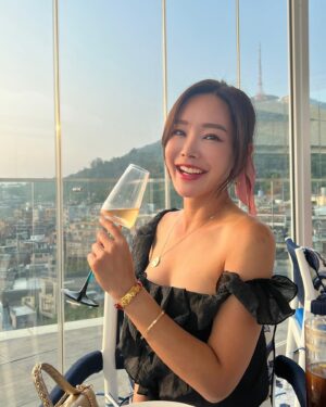 Kim Sun-young Instagram - #디해방 
#ootd 
어느옷 어느곳에서도 어울리 
요즘 나의 최애 데일리 팔찌
@debassqq_management 
루프탑에서 석양을 바라보며 마시는 #샴페인
#sunset 과 어울리는 레드컬러의 
#드바스크팔찌