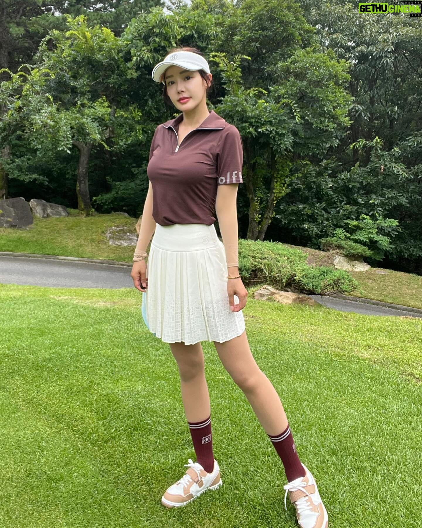 Kim Sun-young - 1K Likes - #협찬
머리부터 발끝까지 #헤지스골프
@hazzysgolf.official
고급스러운 컬러
우아한 디자인
#헤지스타#헤지스골프
#hazzysgolf #hazzystar
#골프패션 #골프웨어
#필드룩 #라운딩룩
#예쁜골프웨어
#golffashion #golfwear
#골프보스턴백 #골프화
