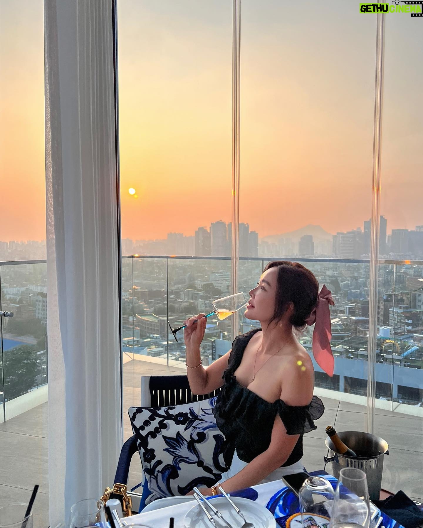 Kim Sun-young - 1.6K Likes - #디해방
#ootd
어느옷 어느곳에서도 어울리
요즘 나의 최애 데일리 팔찌
@debassqq_management
루프탑에서 석양을 바라보며 마시는 #샴페인
#sunset 과 어울리는 레드컬러의
#드바스크팔찌