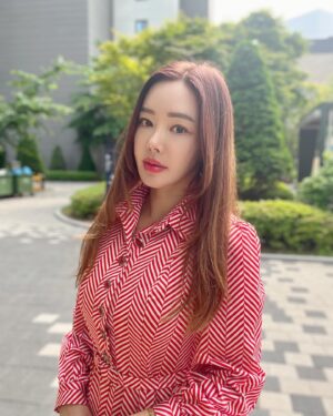 Kim Sun-young Instagram - #어버이날 
부모님집가서 엄마 20대때 입으셨던 옷
현재 40대 딸이 입어보기