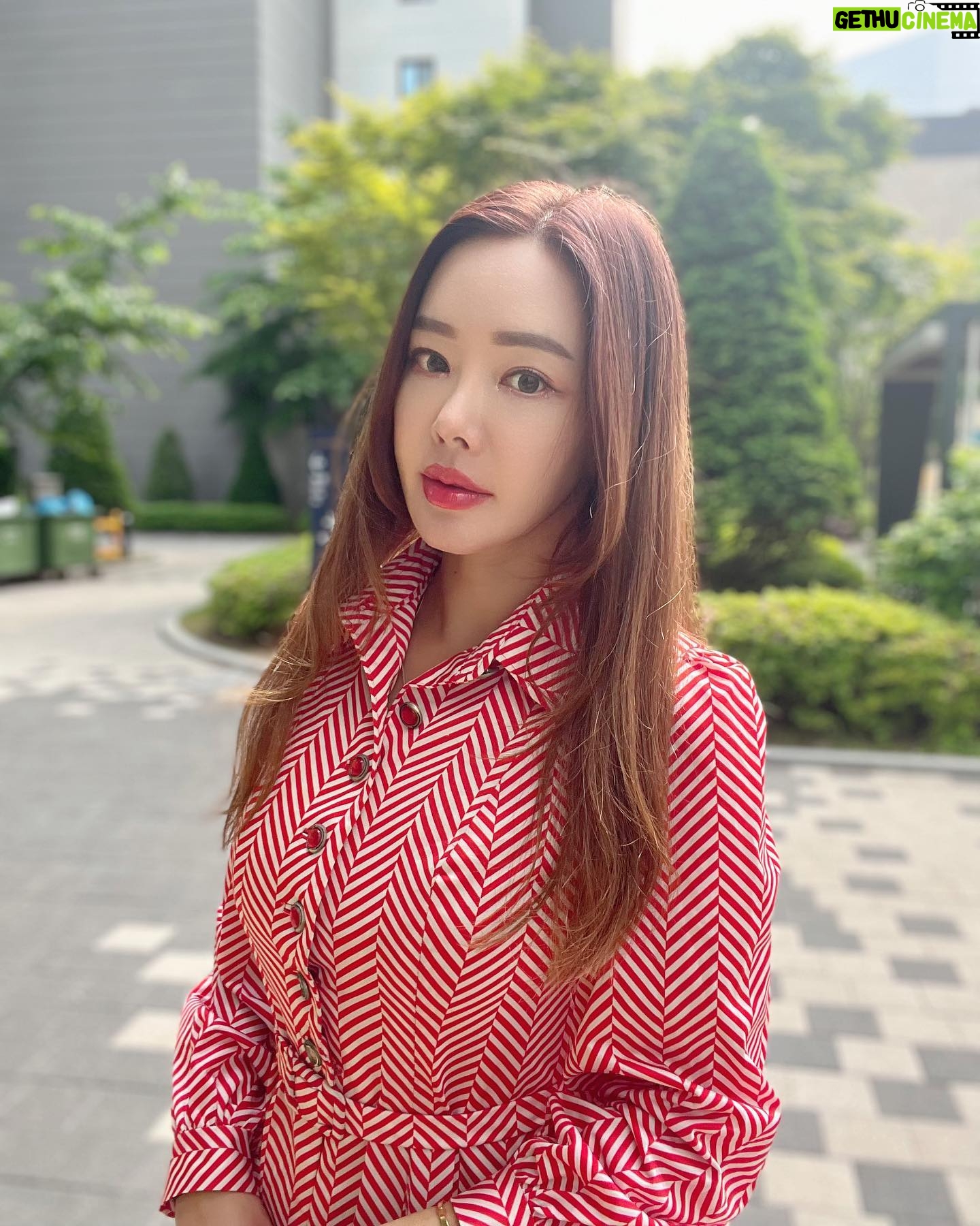 Kim Sun-young - 893 Likes - #어버이날
부모님집가서 엄마 20대때 입으셨던 옷
현재 40대 딸이 입어보기