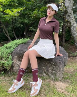 Kim Sun-young Instagram - #협찬
머리부터 발끝까지 #헤지스골프 
@hazzysgolf.official
고급스러운 컬러 
우아한 디자인
#헤지스타#헤지스골프 
#hazzysgolf #hazzystar
#골프패션 #골프웨어
#필드룩 #라운딩룩
#예쁜골프웨어
#golffashion #golfwear
#골프보스턴백 #골프화