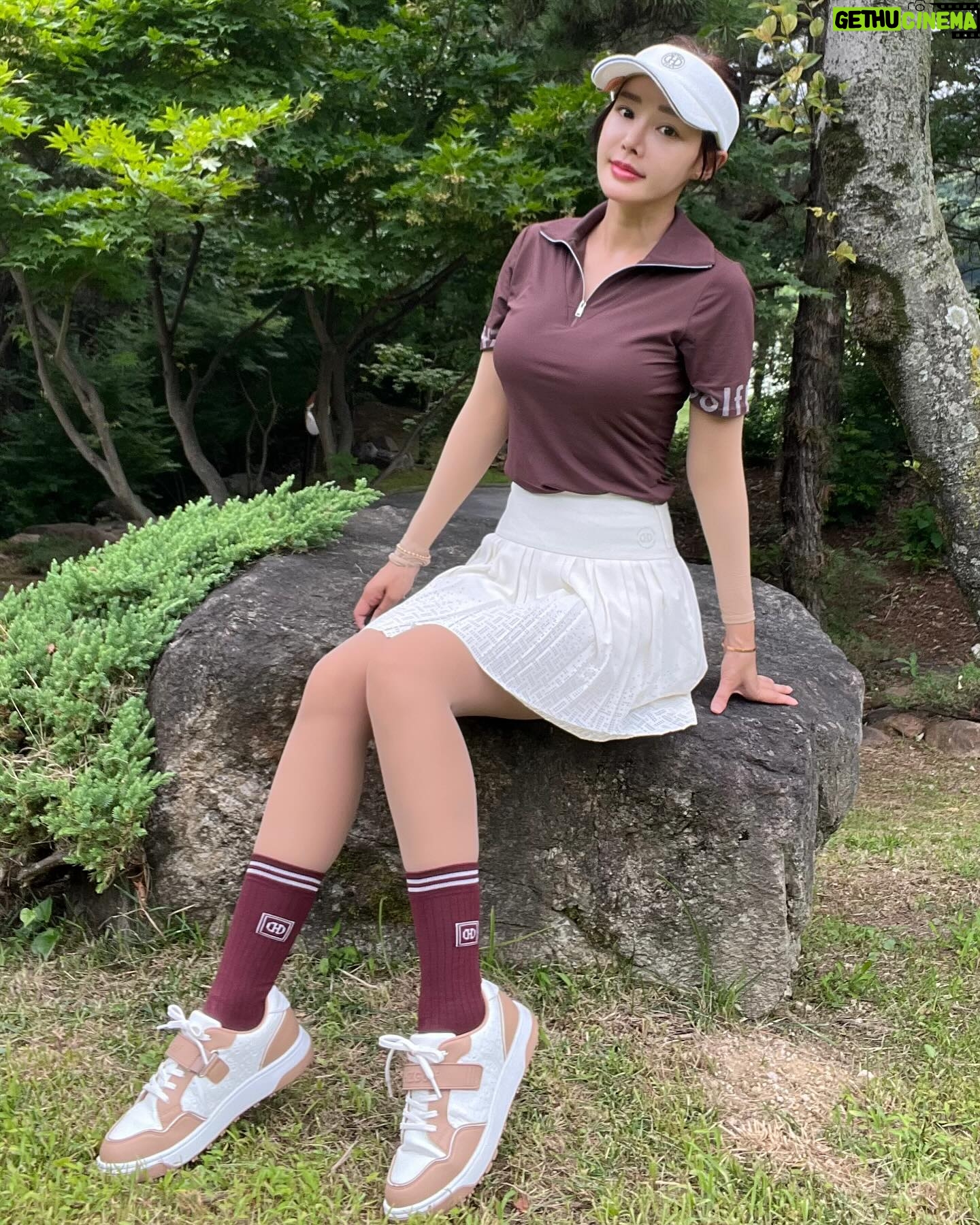 Kim Sun-young - 1K Likes - #협찬
머리부터 발끝까지 #헤지스골프
@hazzysgolf.official
고급스러운 컬러
우아한 디자인
#헤지스타#헤지스골프
#hazzysgolf #hazzystar
#골프패션 #골프웨어
#필드룩 #라운딩룩
#예쁜골프웨어
#golffashion #golfwear
#골프보스턴백 #골프화