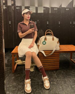 Kim Sun-young Instagram - #협찬
머리부터 발끝까지 #헤지스골프 
@hazzysgolf.official
고급스러운 컬러 
우아한 디자인
#헤지스타#헤지스골프 
#hazzysgolf #hazzystar
#골프패션 #골프웨어
#필드룩 #라운딩룩
#예쁜골프웨어
#golffashion #golfwear
#골프보스턴백 #골프화