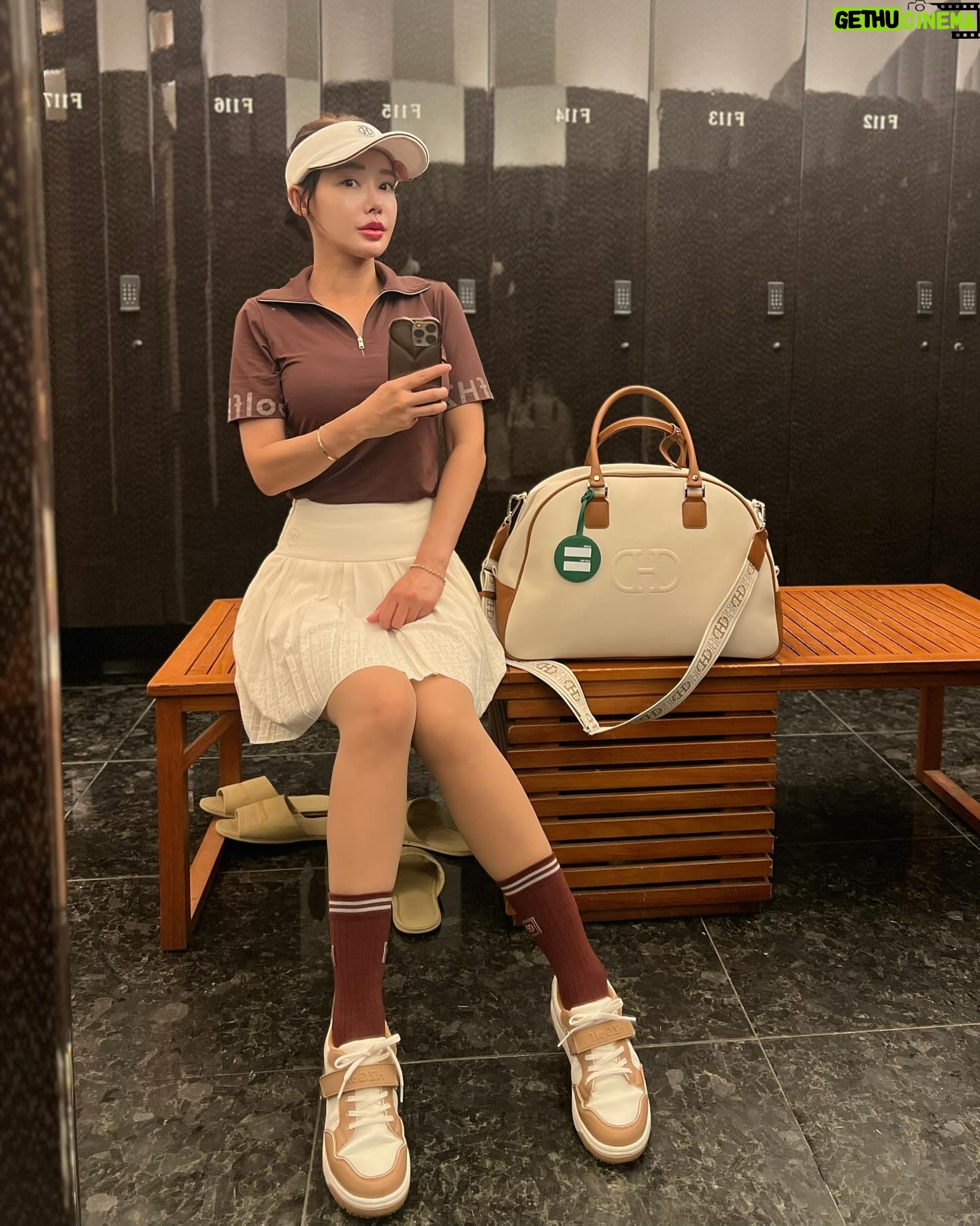 Kim Sun-young - 1K Likes - #협찬
머리부터 발끝까지 #헤지스골프
@hazzysgolf.official
고급스러운 컬러
우아한 디자인
#헤지스타#헤지스골프
#hazzysgolf #hazzystar
#골프패션 #골프웨어
#필드룩 #라운딩룩
#예쁜골프웨어
#golffashion #golfwear
#골프보스턴백 #골프화