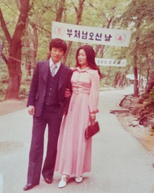 Kim Sun-young Instagram - #어버이날 
부모님집가서 엄마 20대때 입으셨던 옷
현재 40대 딸이 입어보기
